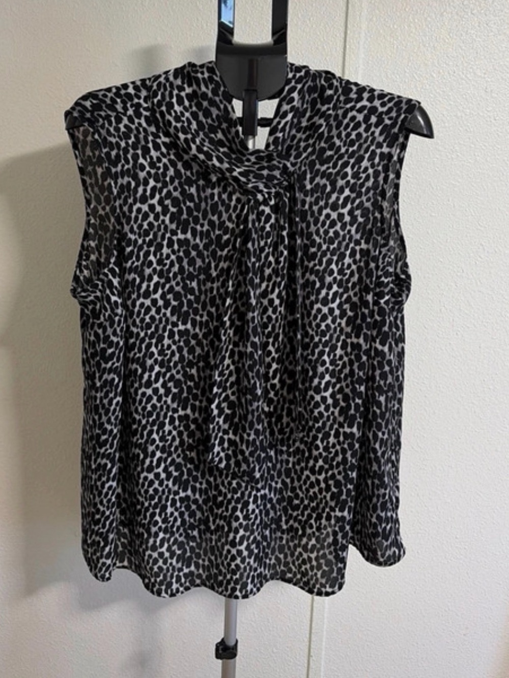 TorridBlack and Gray Sleeveless Tie-Neck Leopard Blouse size 0